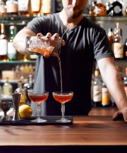 Statesman_CocktailpourwithownerSam